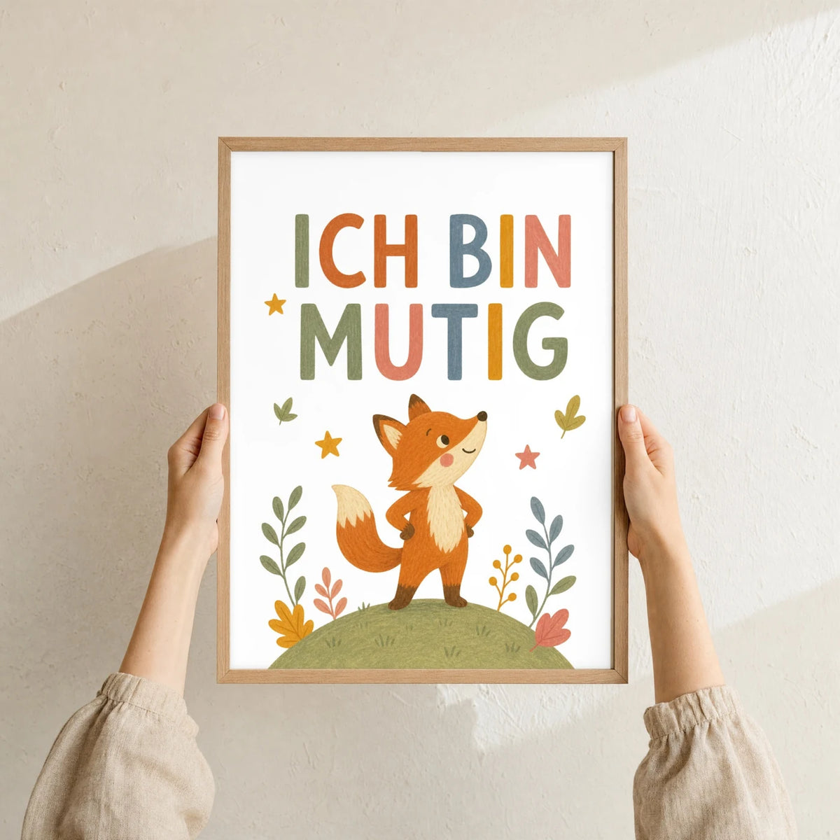 Affirmationsposter âFuchs Ich bin mutigâ im Holzrahmen in den HĂ€nden gehalten â Taufgeschenk und Kinderzimmer Deko
