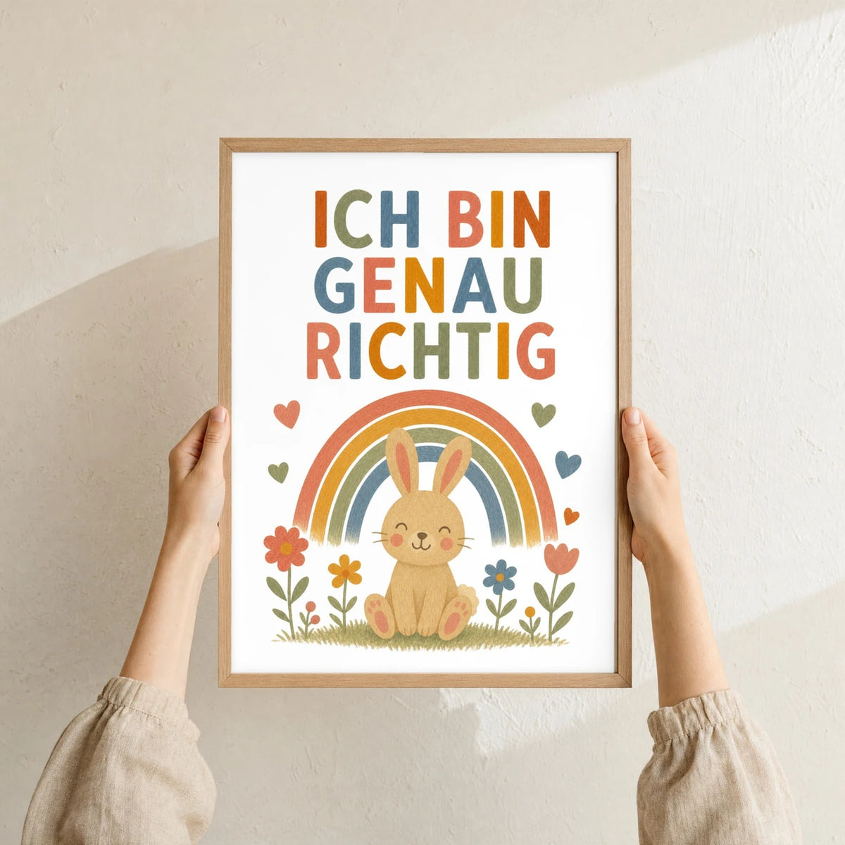 Affirmationsposter âHase Ich bin genau richtigâ im Holzrahmen in den HĂ€nden gehalten â Taufgeschenk und Kinderzimmer Deko