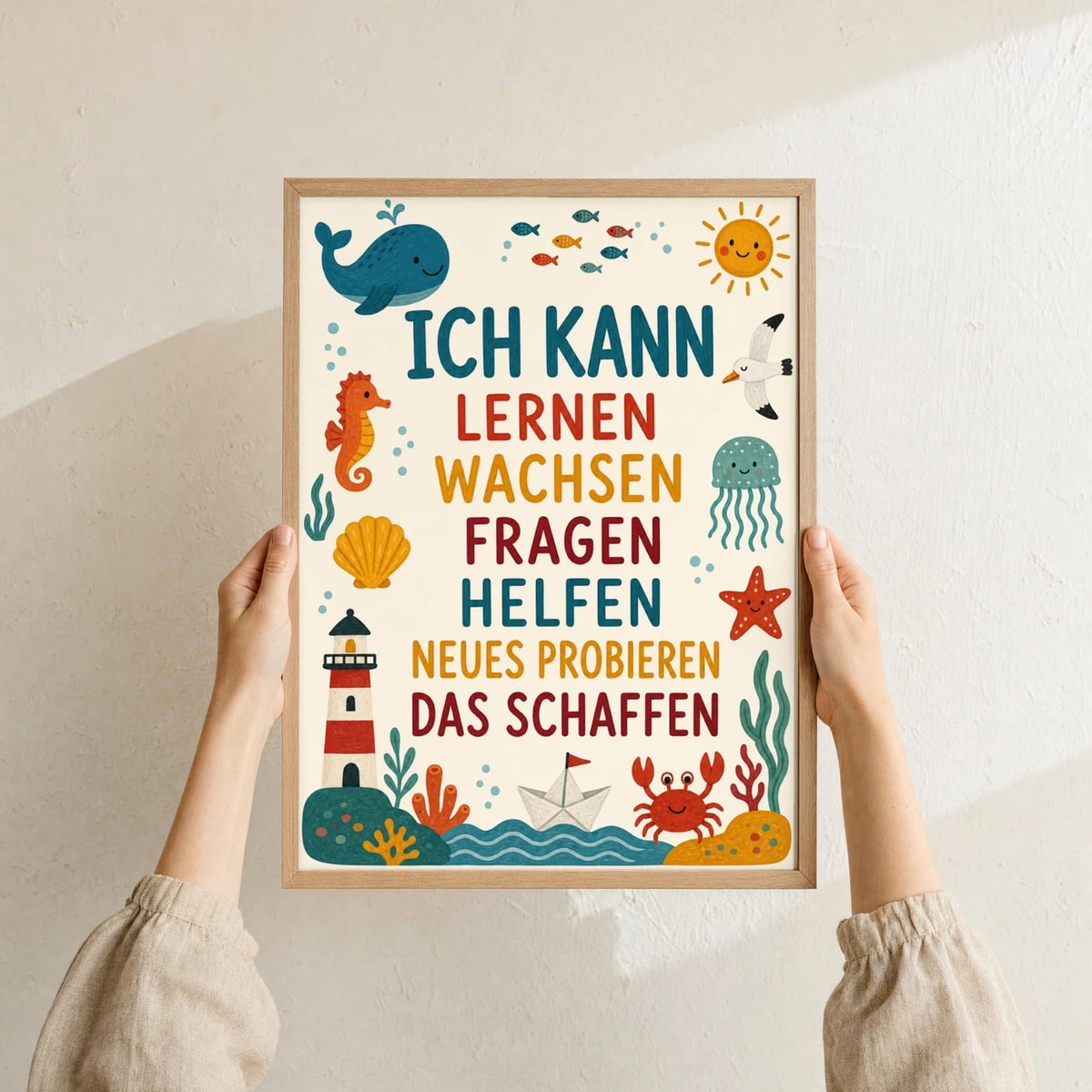 Affirmationsposter âMeer Ich kann lernenâ im Holzrahmen in den HĂ€nden gehalten â Taufgeschenk und Kinderzimmer Deko