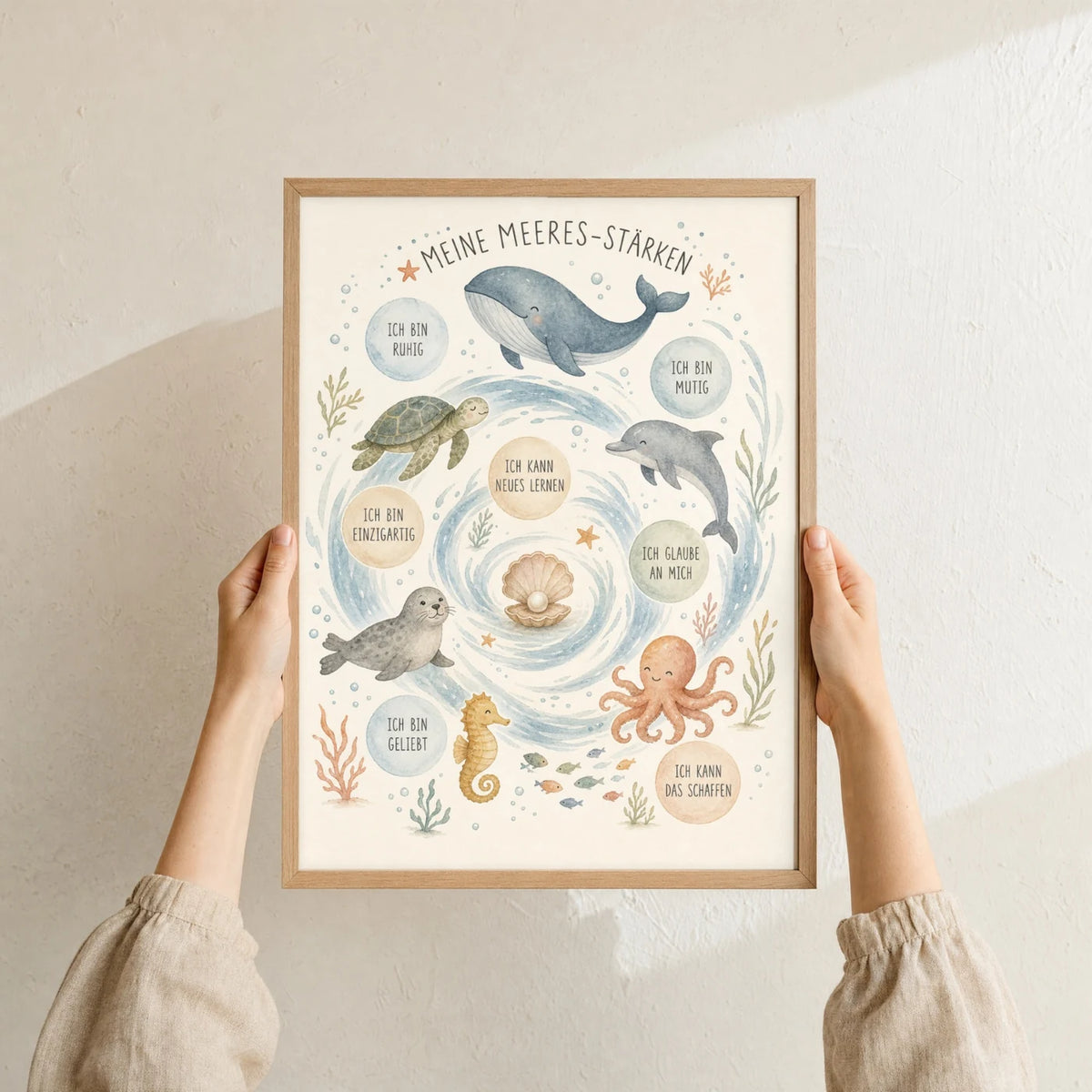 Affirmationsposter âMeeres-StĂ€rkenâ im Holzrahmen in den HĂ€nden gehalten â Taufgeschenk und Kinderzimmer Deko
