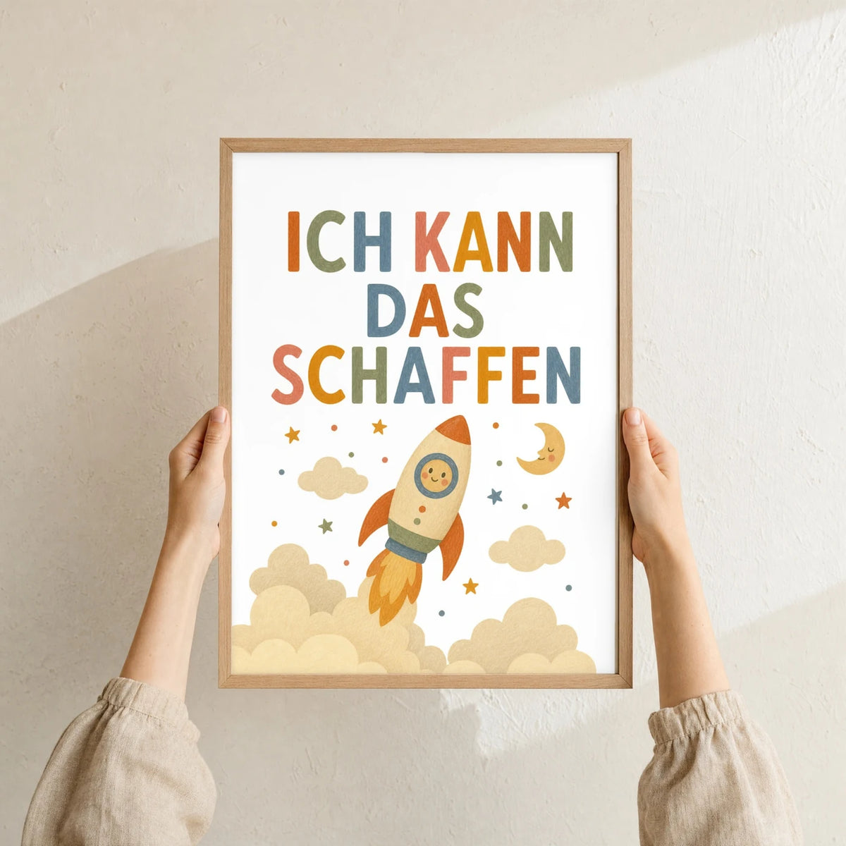 Affirmationsposter âRakete Ich kann das schaffenâ im Holzrahmen in den HĂ€nden gehalten â Taufgeschenk und Kinderzimmer Deko