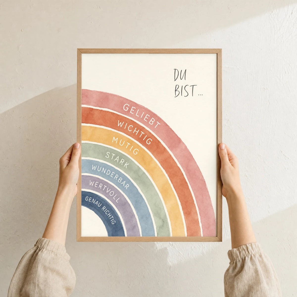 Affirmationsposter âRegenbogen Du bistâ im Holzrahmen in den HĂ€nden gehalten â Taufgeschenk und Kinderzimmer Deko