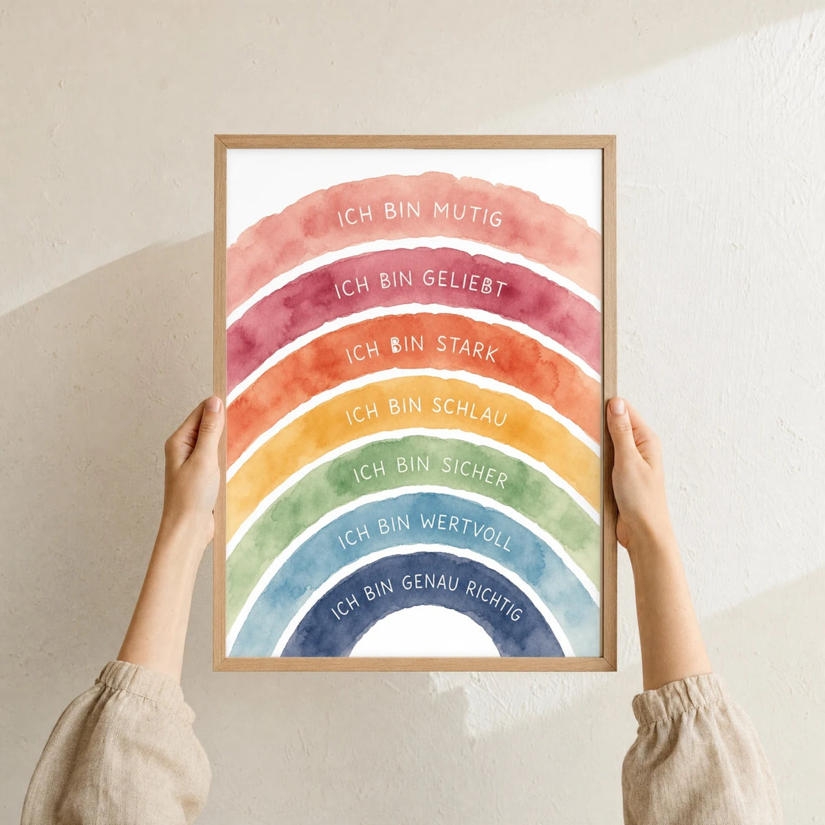 Affirmationsposter âRegenbogen Ich bin buntâ im Holzrahmen in den HĂ€nden gehalten â Taufgeschenk und Kinderzimmer Deko