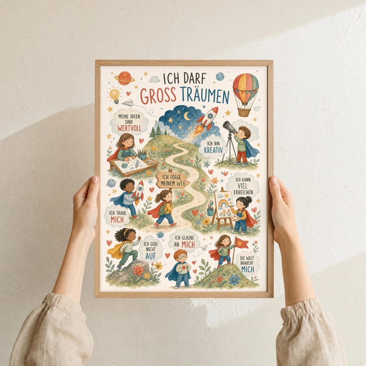 Affirmationsposter âWimmelbild GroĂ trĂ€umenâ im Holzrahmen in den HĂ€nden gehalten â Taufgeschenk und Kinderzimmer Deko