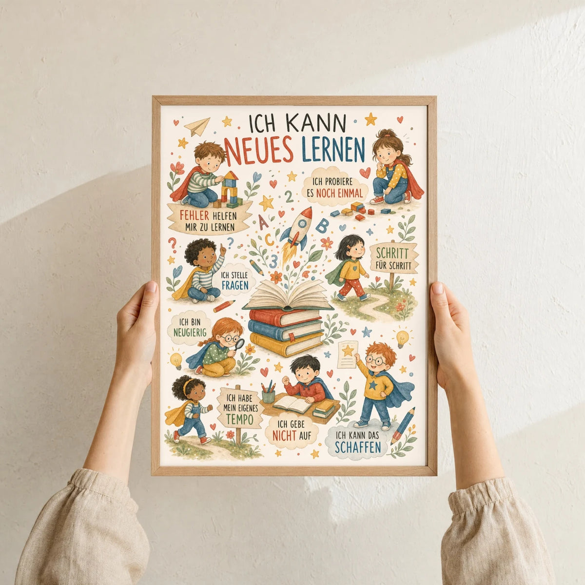 Affirmationsposter âWimmelbild Neues lernenâ im Holzrahmen in den HĂ€nden gehalten â Taufgeschenk und Kinderzimmer Deko