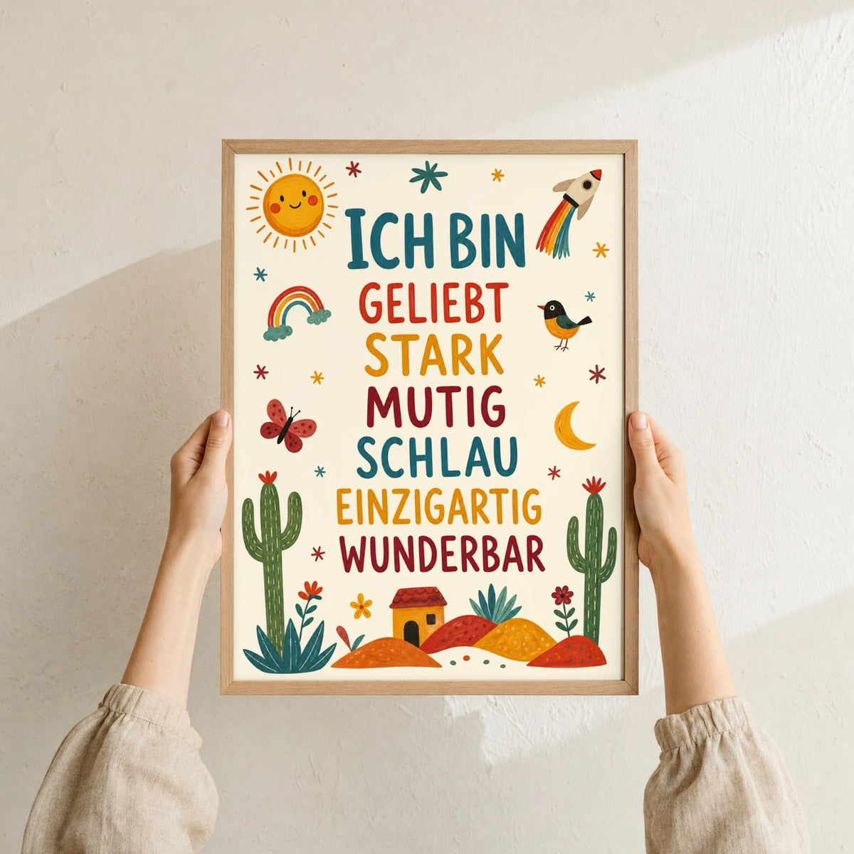 Affirmationsposter „Wüste Ich bin geliebt“ im Holzrahmen in den Händen gehalten – Taufgeschenk und Kinderzimmer Deko