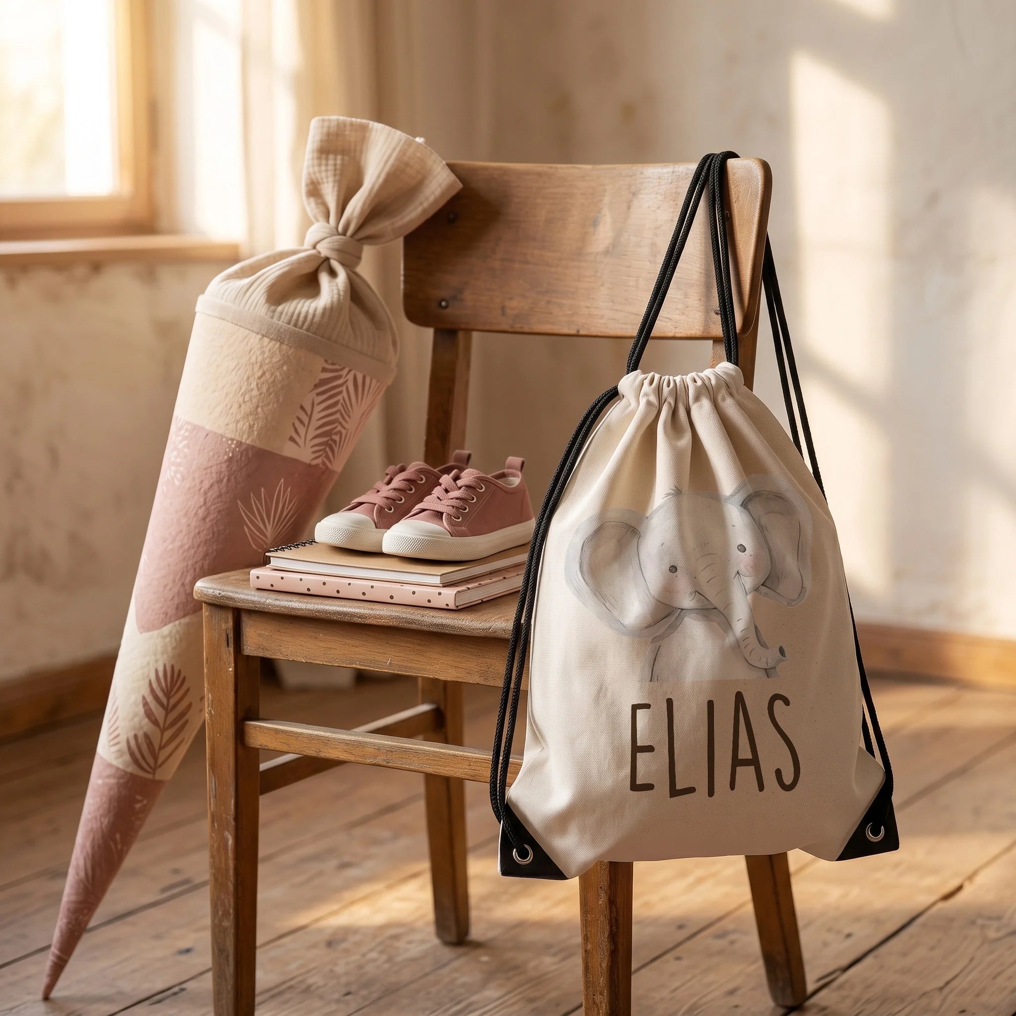 Personalisierter Turnbeutel Baby Elefant, Geschenkidee zur Einschulung neben der Schultüte