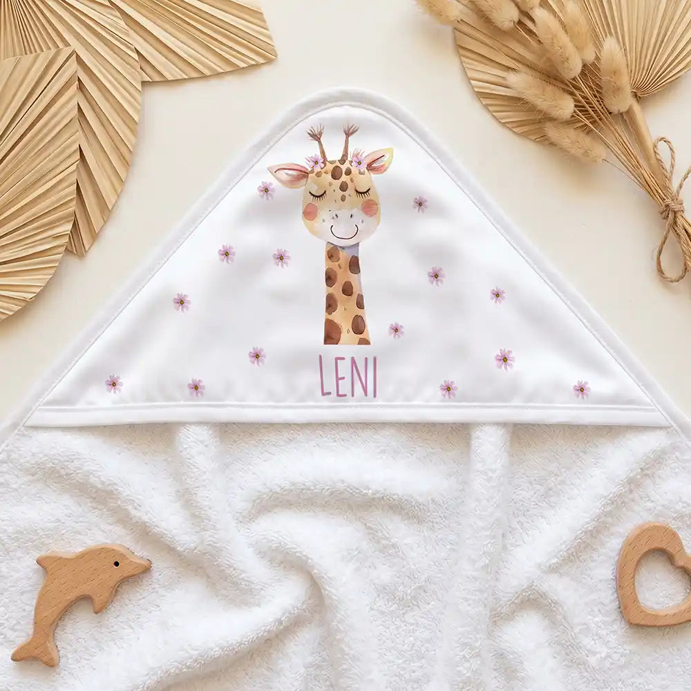 Personalisiertes Kapuzenhandtuch Baby Giraffe BlĂŒten â Kapuzen-Detail im Holzspielzeug-Setup