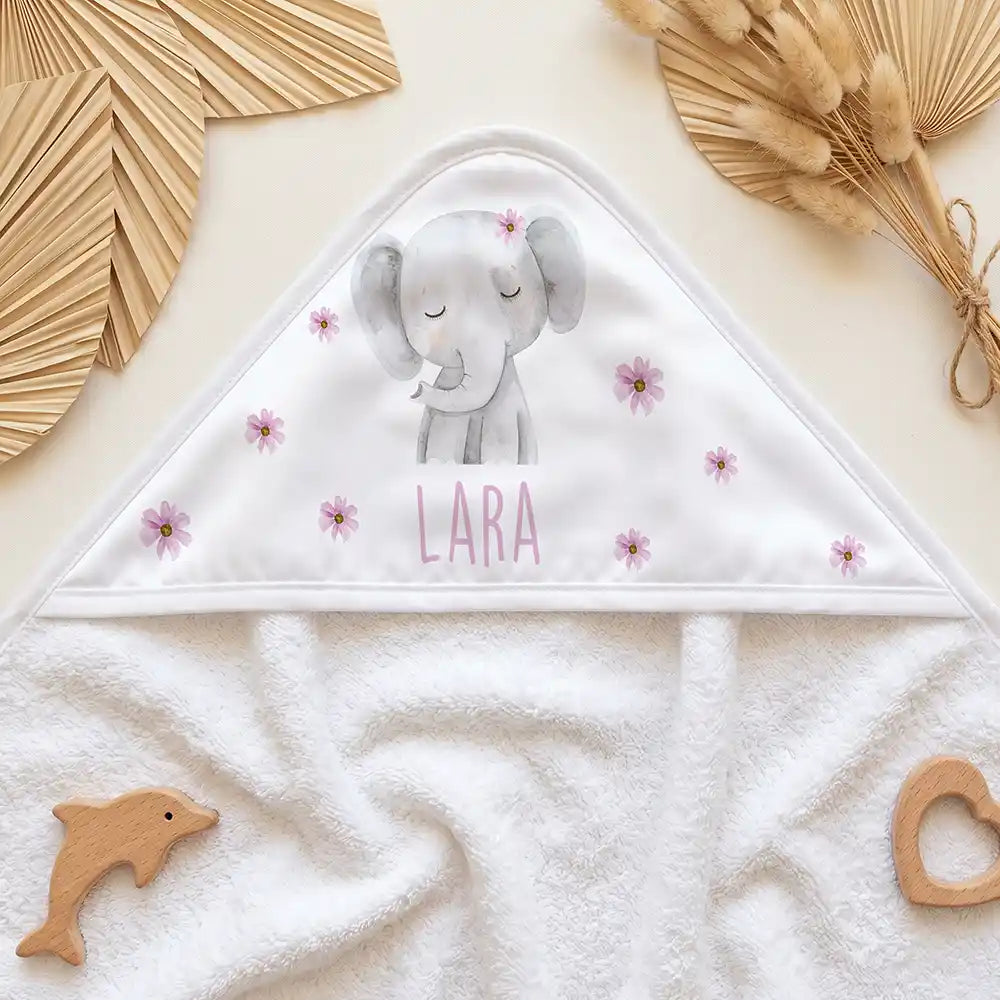 Personalisiertes Kapuzenhandtuch Baby Elefant BlĂŒten â Kapuzen-Detail im Holzspielzeug-Setup