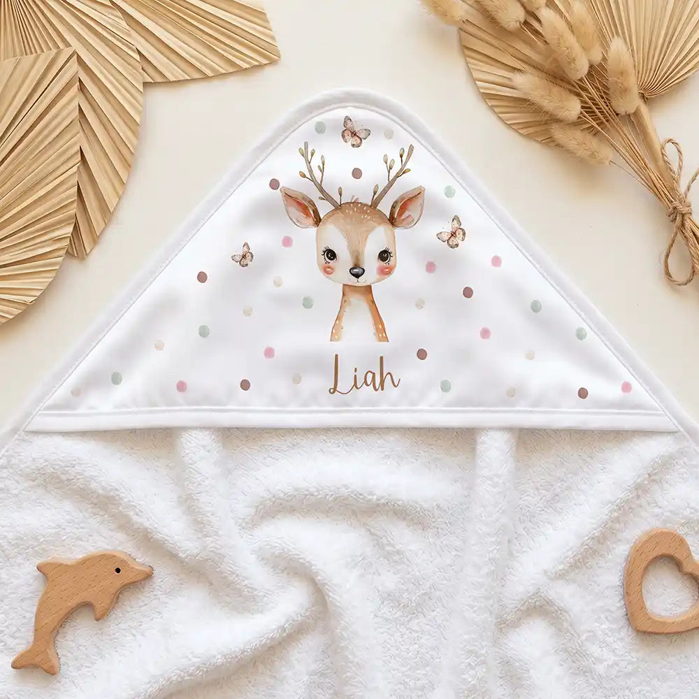 Personalisiertes Kapuzenhandtuch Baby Reh Schmetterlinge â Kapuzen-Detail im Holzspielzeug-Setup
