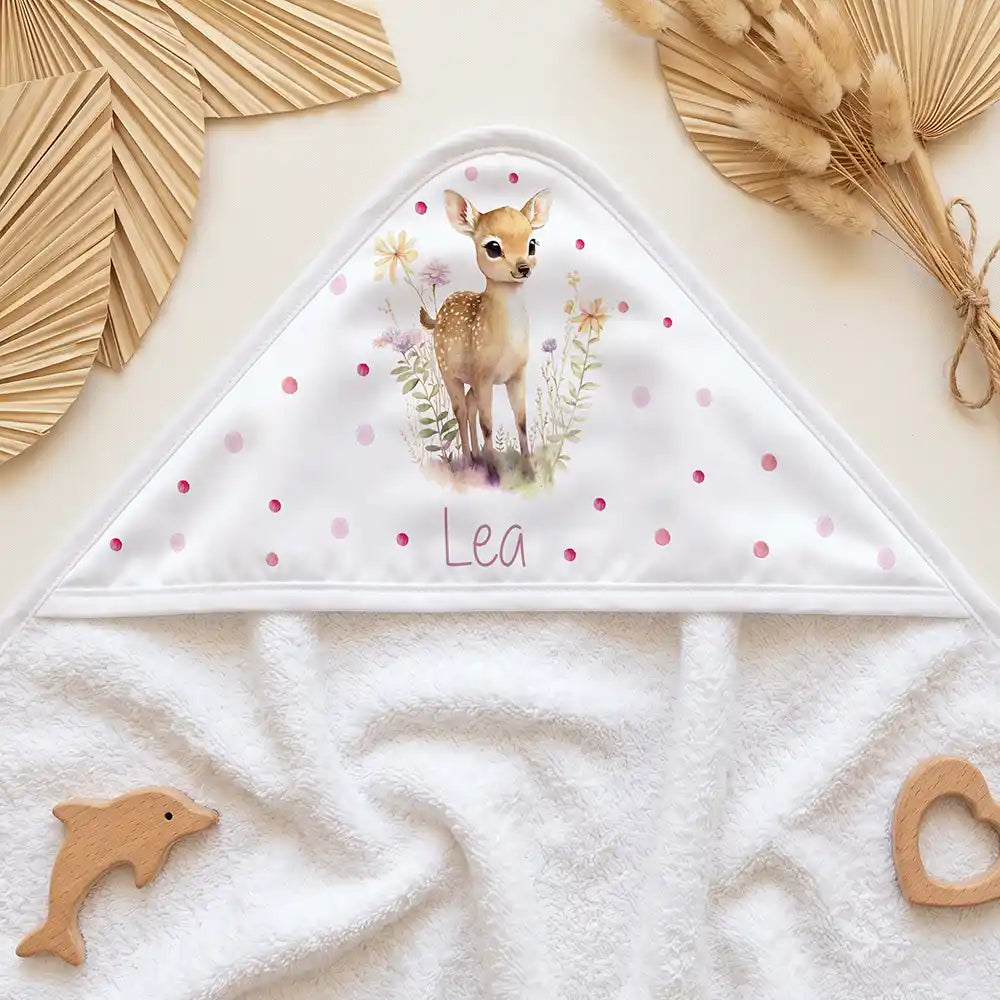Personalisiertes Kapuzenhandtuch Baby Reh Wiese â Kapuzen-Detail im Holzspielzeug-Setup