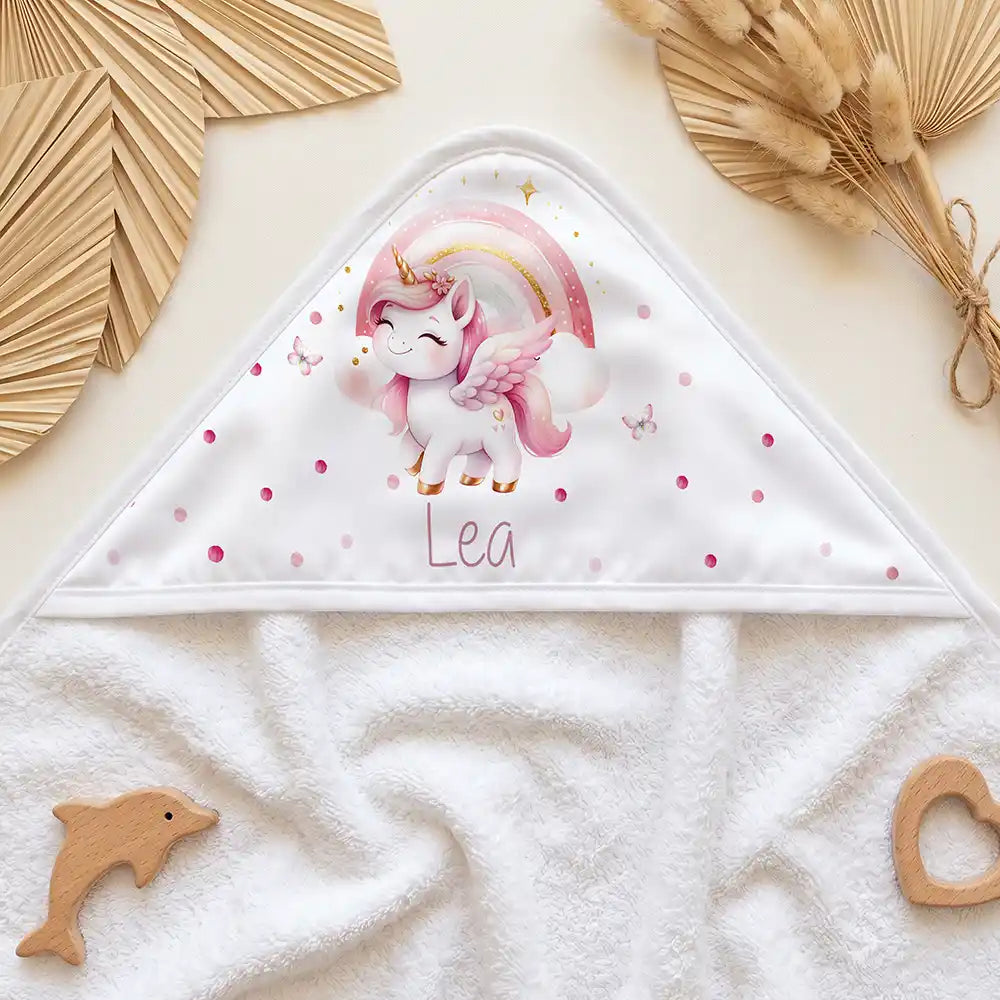 Personalisiertes Kapuzenhandtuch Baby Einhorn Rosa – Kapuzen-Detail im Holzspielzeug-Setup
