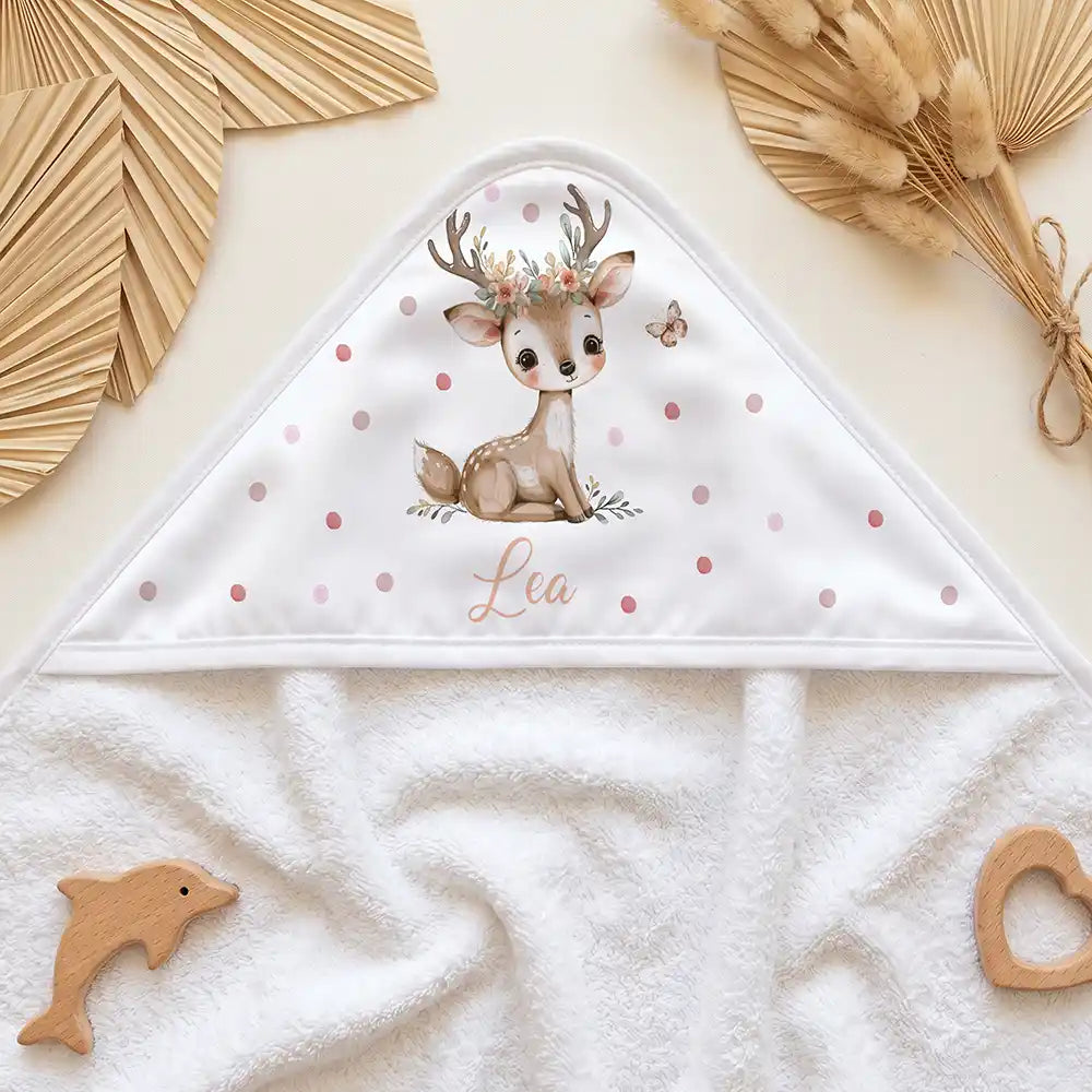 Personalisiertes Kapuzenhandtuch Baby Rehbock Blütenkranz – Kapuzen-Detail im Holzspielzeug-Setup
