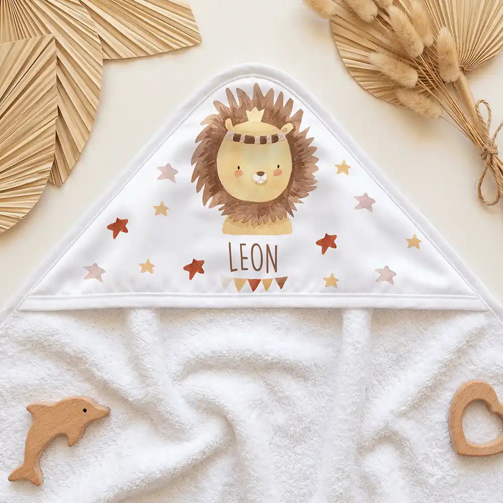 Personalisiertes Kapuzenhandtuch Baby Löwe Krone â Kapuzen-Detail im Holzspielzeug-Setup
