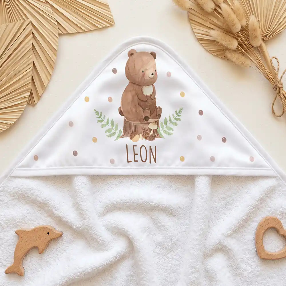 Personalisiertes Kapuzenhandtuch Baby BĂ€r Farn â Kapuzen-Detail im Holzspielzeug-Setup