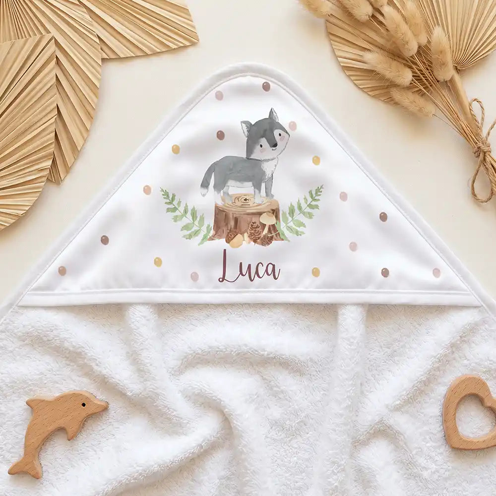 Personalisiertes Kapuzenhandtuch Baby Wolf Wald â Kapuzen-Detail im Holzspielzeug-Setup