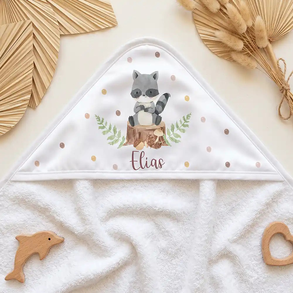 Personalisiertes Kapuzenhandtuch Baby WaschbĂ€r Wald â Kapuzen-Detail im Holzspielzeug-Setup