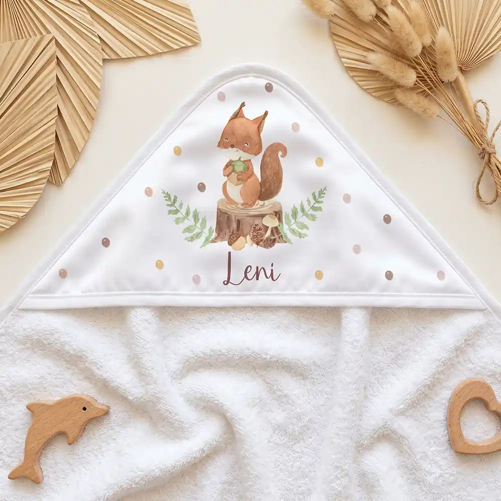 Personalisiertes Kapuzenhandtuch Baby Eichhörnchen Eichel – Kapuzen-Detail im Holzspielzeug-Setup