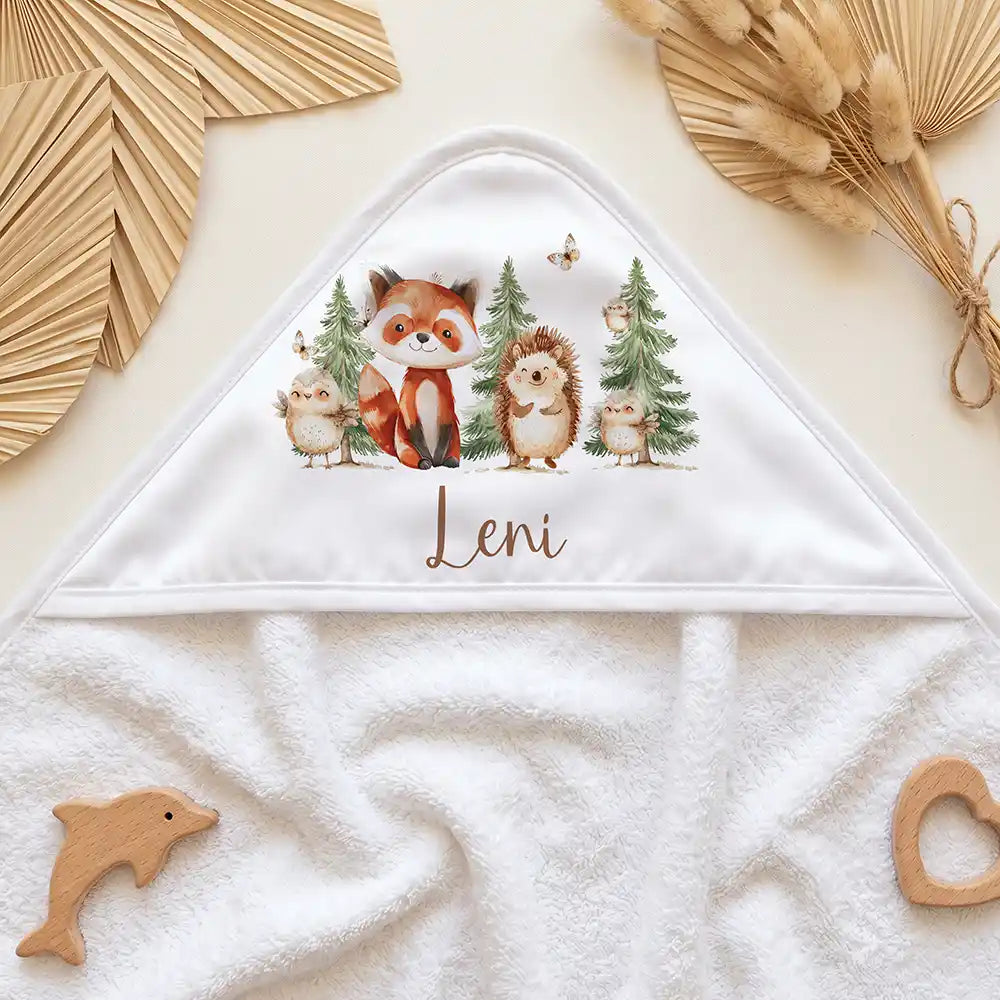 Personalisiertes Kapuzenhandtuch Baby Waldfreunde Tannen â Kapuzen-Detail im Holzspielzeug-Setup