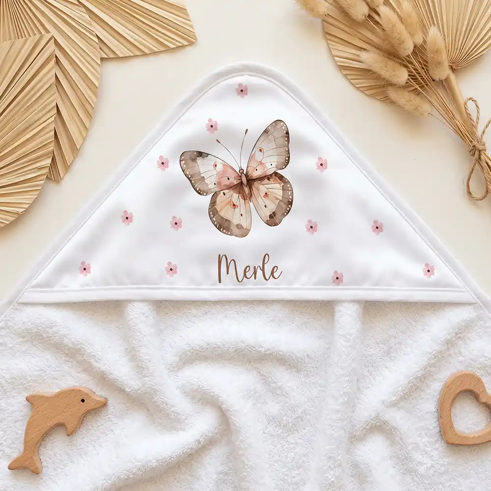 Personalisiertes Kapuzenhandtuch Baby Schmetterling Boho – Kapuzen-Detail im Holzspielzeug-Setup