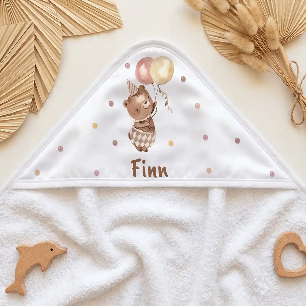 Personalisiertes Kapuzenhandtuch Baby BĂ€r Luftballons â Kapuzen-Detail im Holzspielzeug-Setup