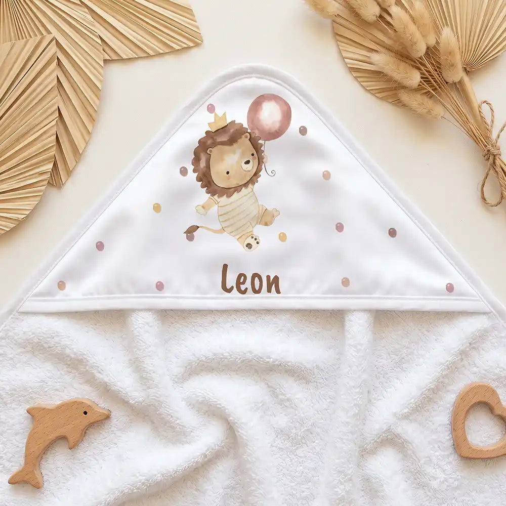 Personalisiertes Kapuzenhandtuch Baby Löwe Geburtstag â Kapuzen-Detail im Holzspielzeug-Setup