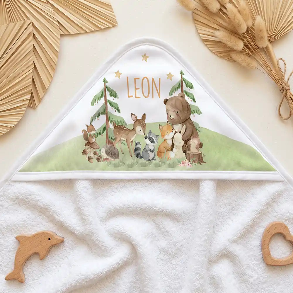 Personalisiertes Kapuzenhandtuch Baby Waldfest â Kapuzen-Detail im Holzspielzeug-Setup