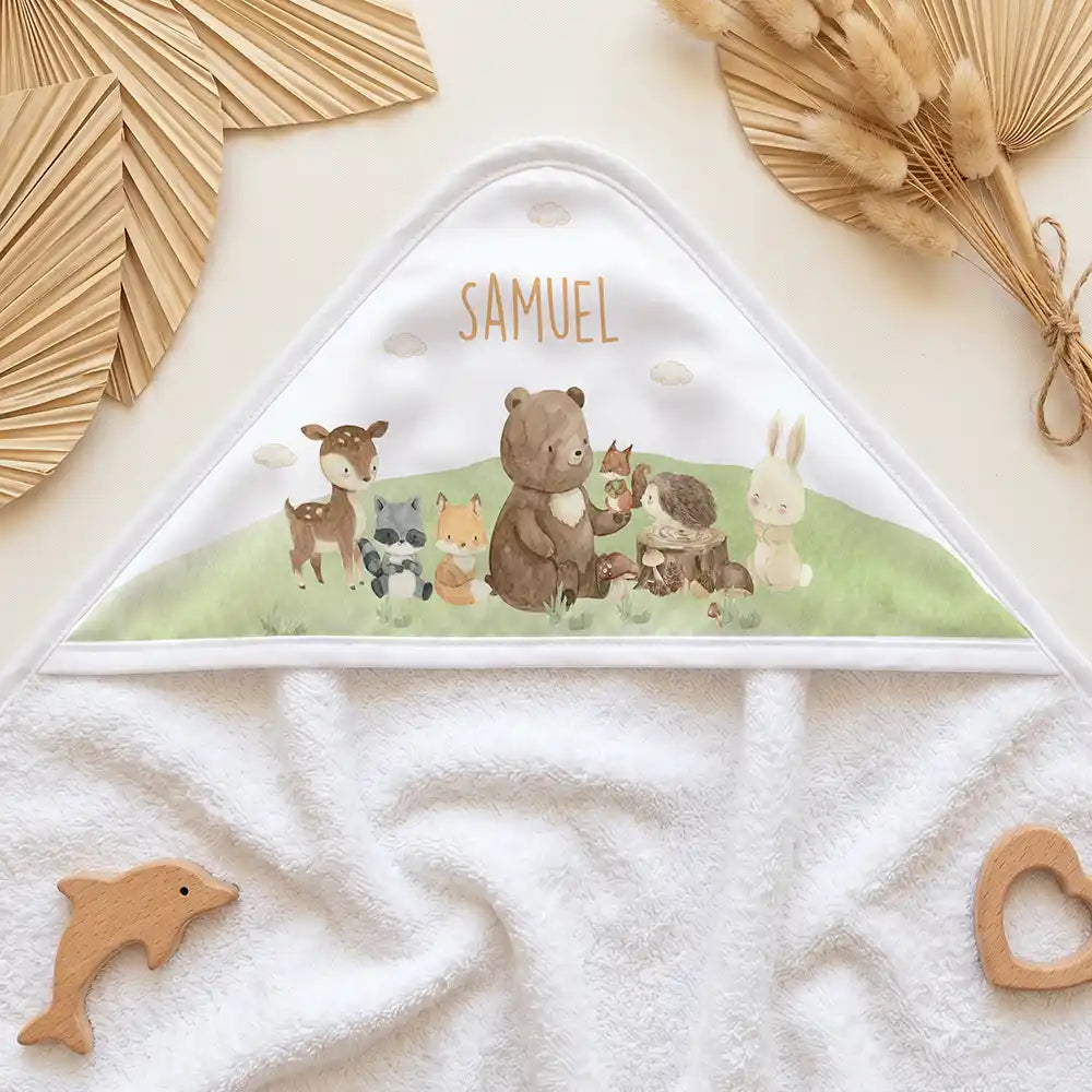 Personalisiertes Kapuzenhandtuch Baby Waldfreunde Hügel – Kapuzen-Detail im Holzspielzeug-Setup