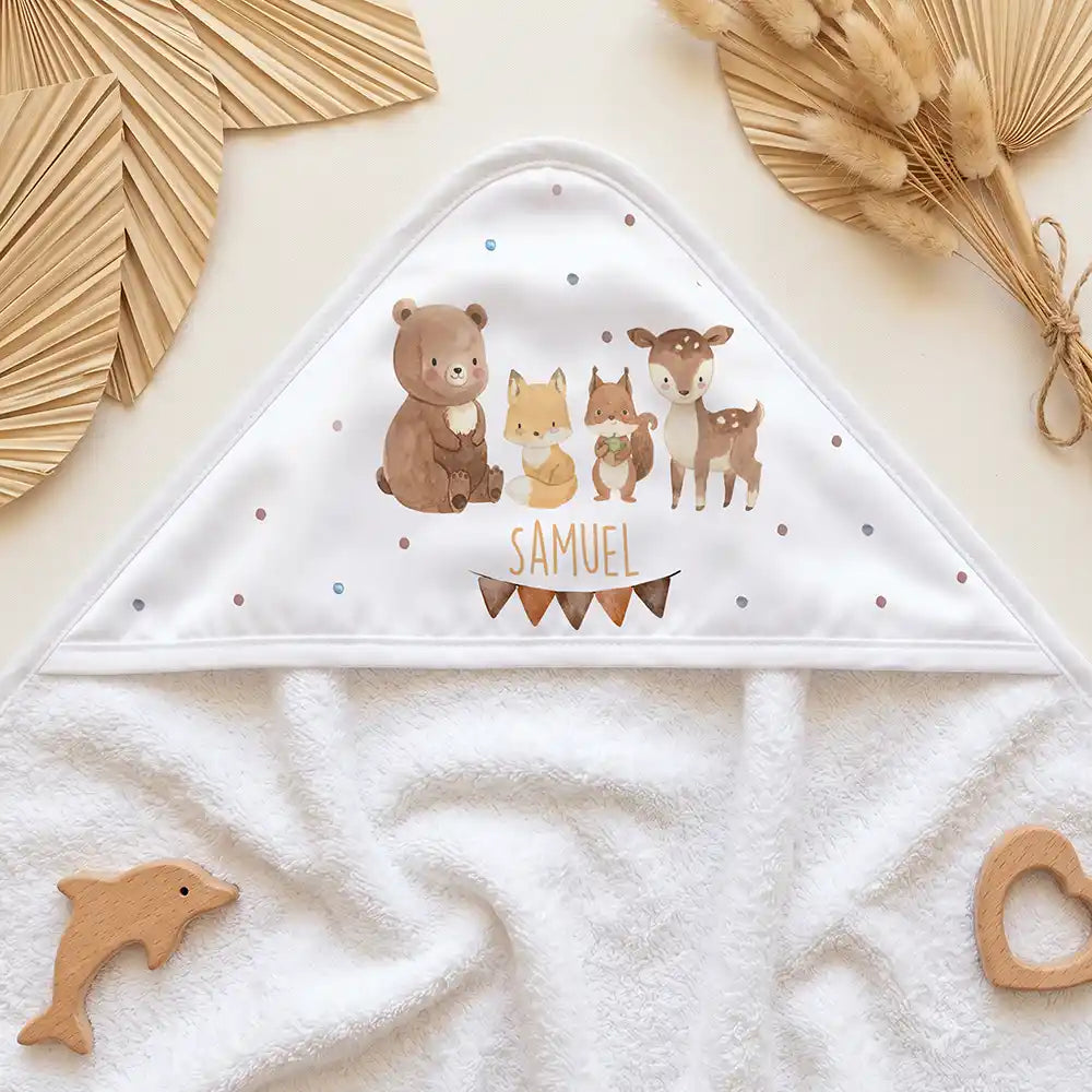 Personalisiertes Kapuzenhandtuch Baby Waldtiere Wimpel â Kapuzen-Detail im Holzspielzeug-Setup