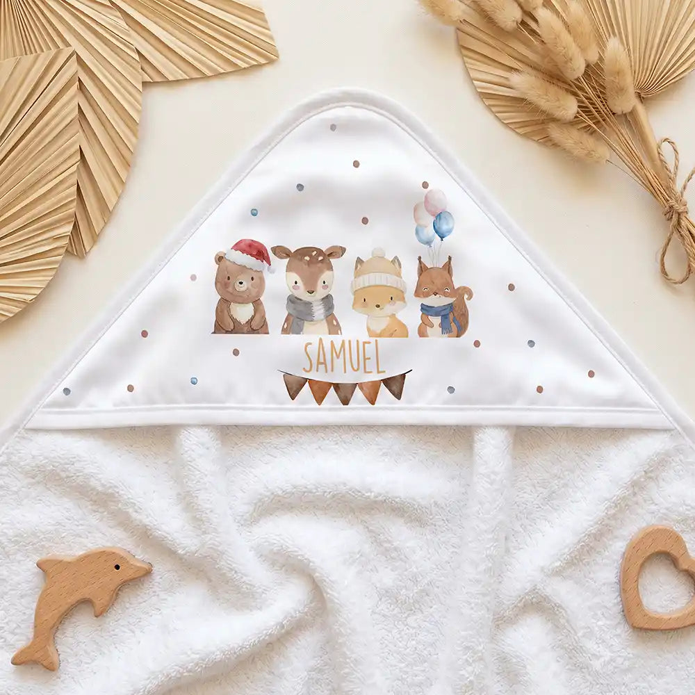 Personalisiertes Kapuzenhandtuch Baby Winter Waldfreunde â Kapuzen-Detail im Holzspielzeug-Setup