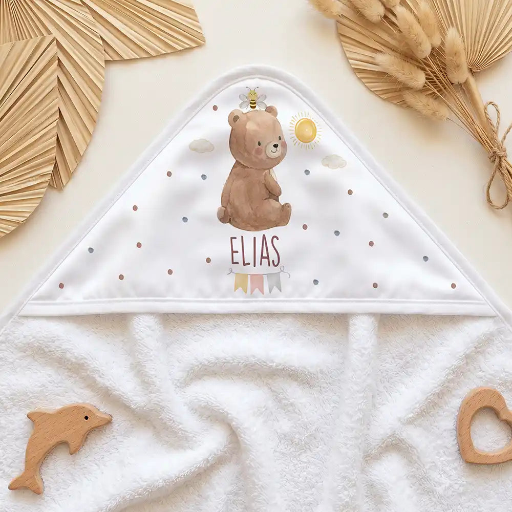 Personalisiertes Kapuzenhandtuch Baby BĂ€r Sonne â Kapuzen-Detail im Holzspielzeug-Setup