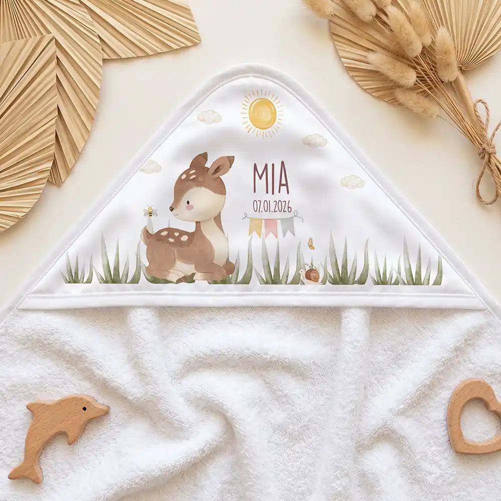 Personalisiertes Kapuzenhandtuch Baby Reh Geburtsdaten â Kapuzen-Detail im Holzspielzeug-Setup