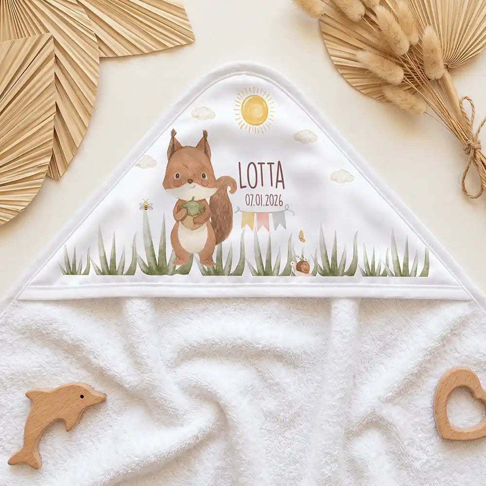Personalisiertes Kapuzenhandtuch Baby Eichhörnchen Geburt – Kapuzen-Detail im Holzspielzeug-Setup