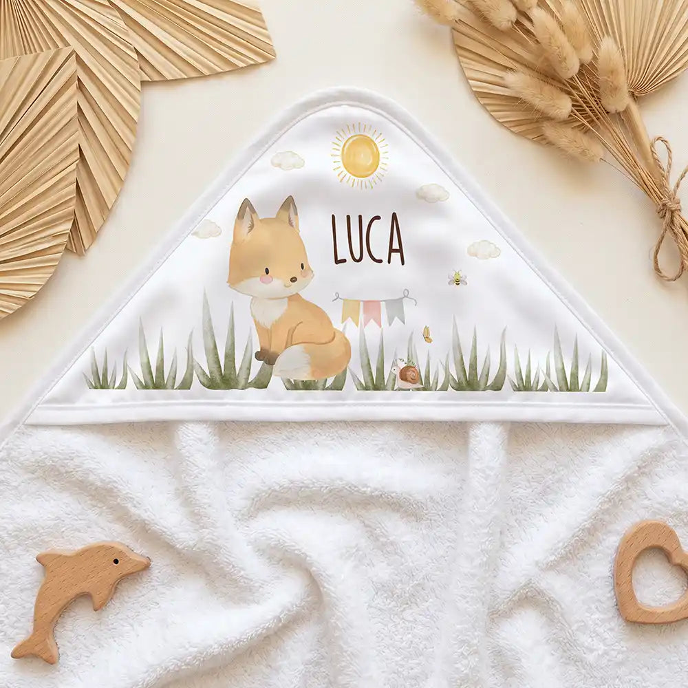 Personalisiertes Kapuzenhandtuch Baby Fuchs Wiese â Kapuzen-Detail im Holzspielzeug-Setup