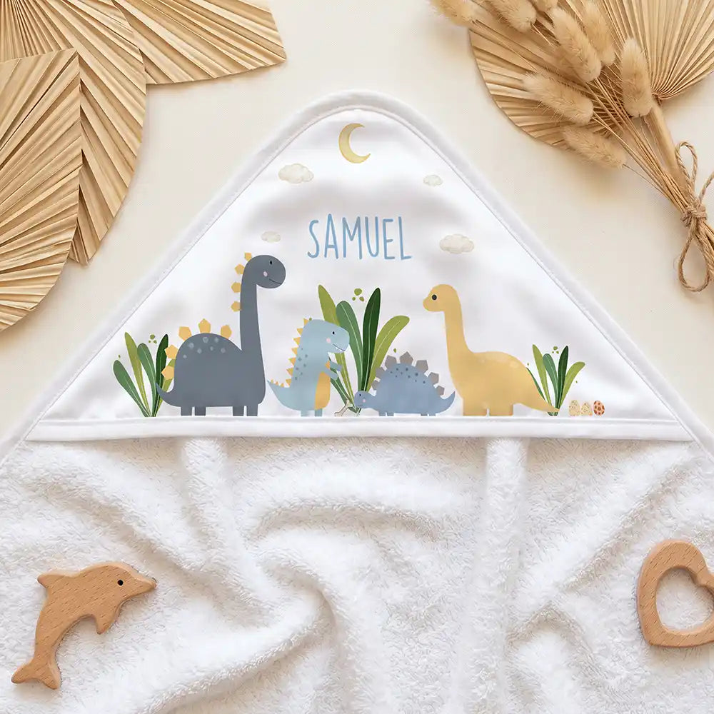Personalisiertes Kapuzenhandtuch Baby Dinosaurier Mond â Kapuzen-Detail im Holzspielzeug-Setup