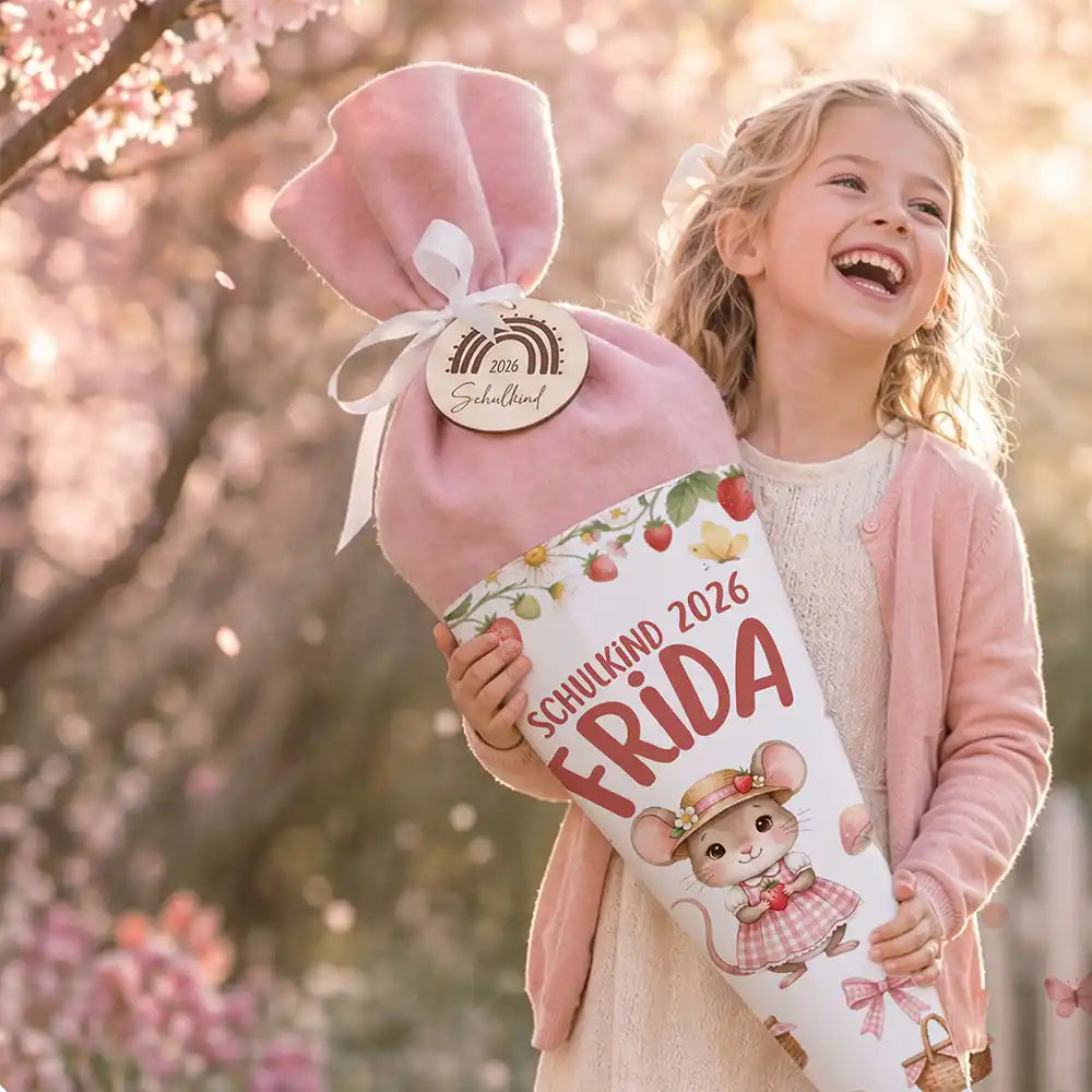 Schultüte personalisiert mit Name Maus mit Erdbeere – Mädchen-Lifestyle unter Kirschblüten