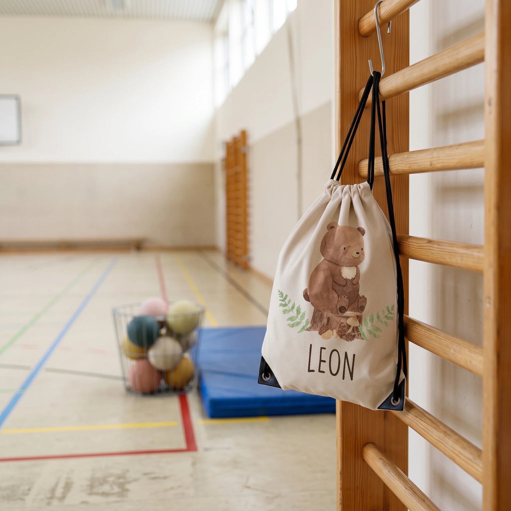 Personalisierter Turnbeutel BĂ€r, im Sportunterricht in der Turnhalle