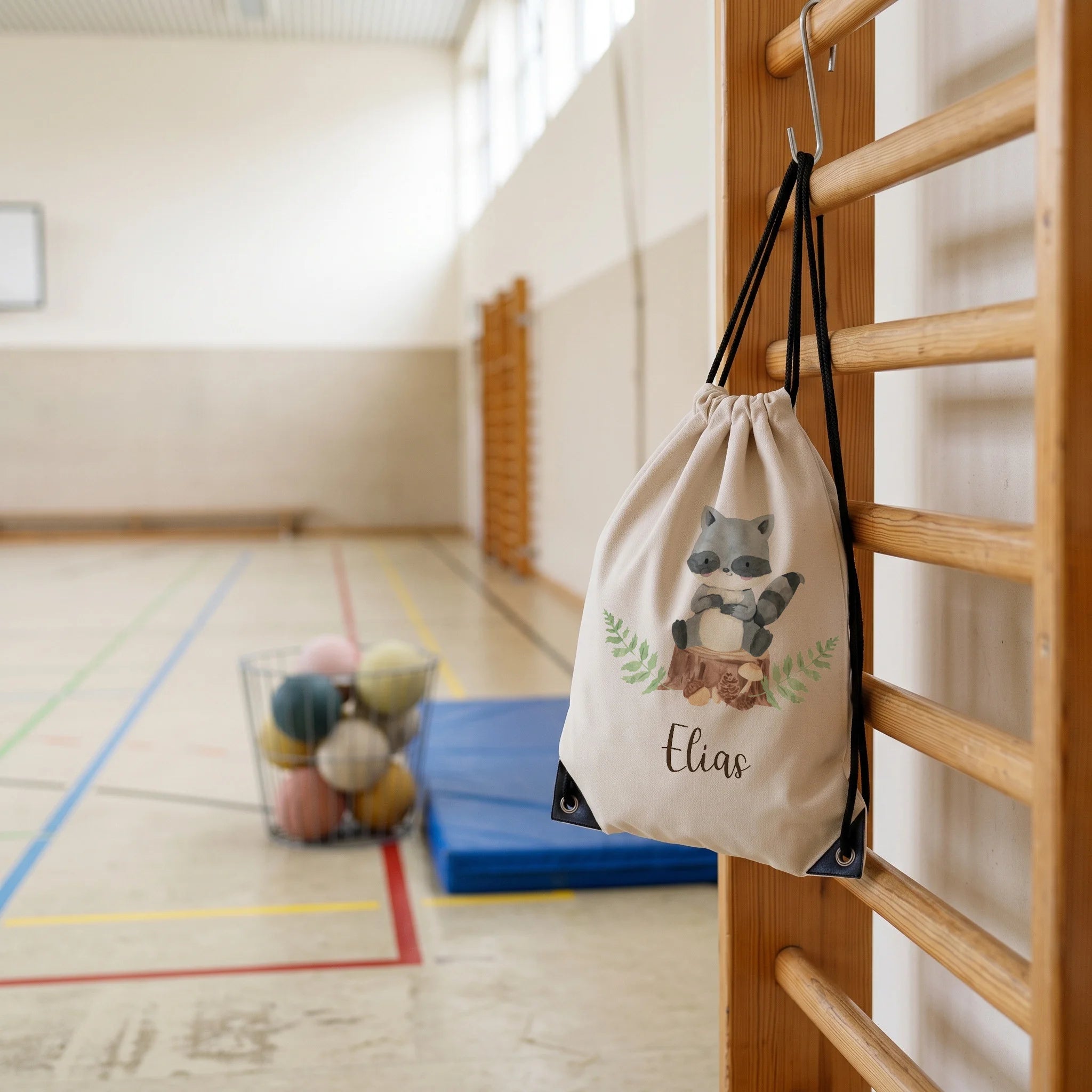Personalisierter Turnbeutel WaschbÀr, im Sportunterricht in der Turnhalle