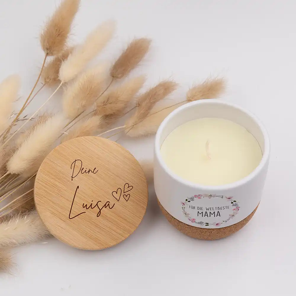 Duftkerze Vanille Keramik Mama Blumenkranz â Seitenansicht mit graviertem Deckel