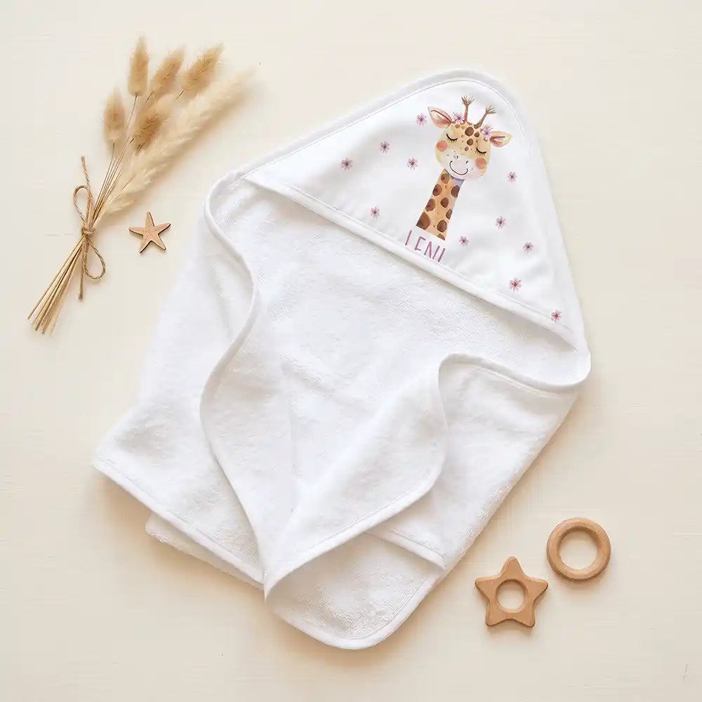 Personalisiertes Kapuzenhandtuch Baby Giraffe BlĂŒten â Set fĂŒr Zwillinge im Rattan-Look