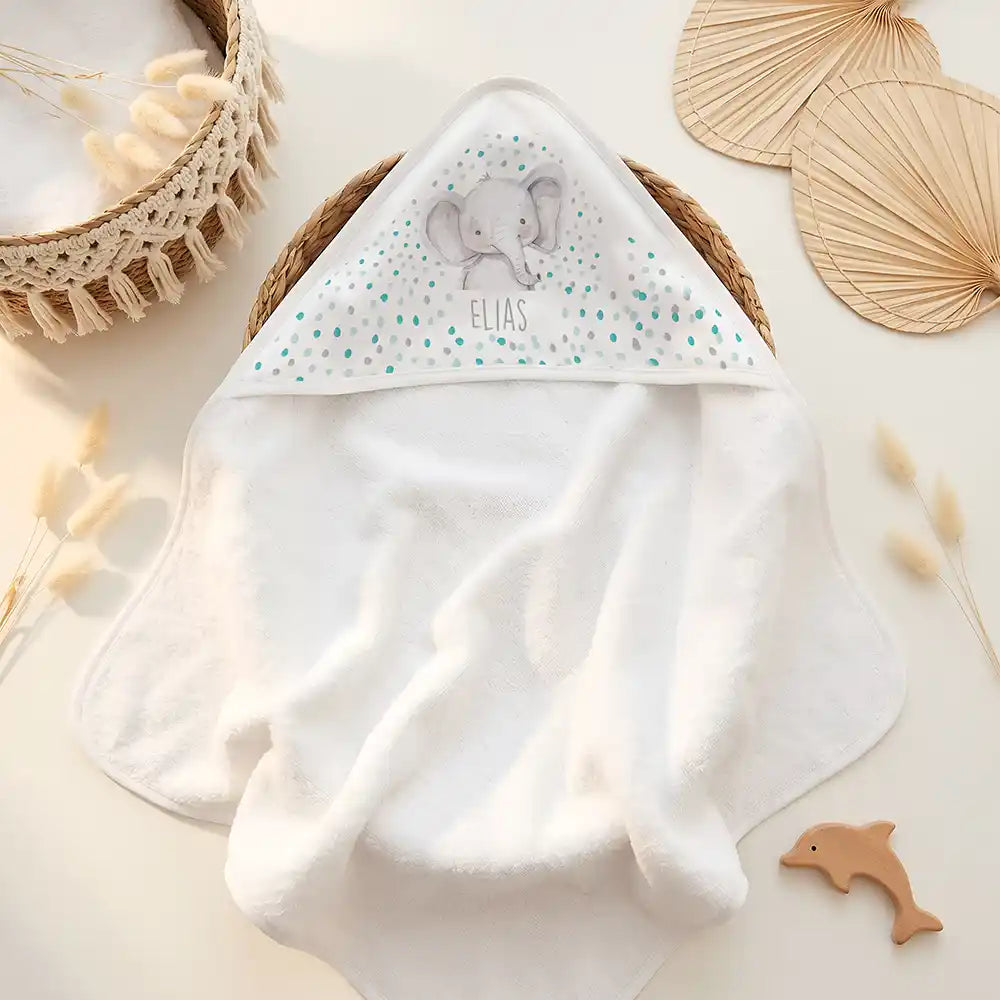 Personalisiertes Kapuzenhandtuch Baby Elefant Konfetti – Doppel-Flatlay mit Eukalyptus