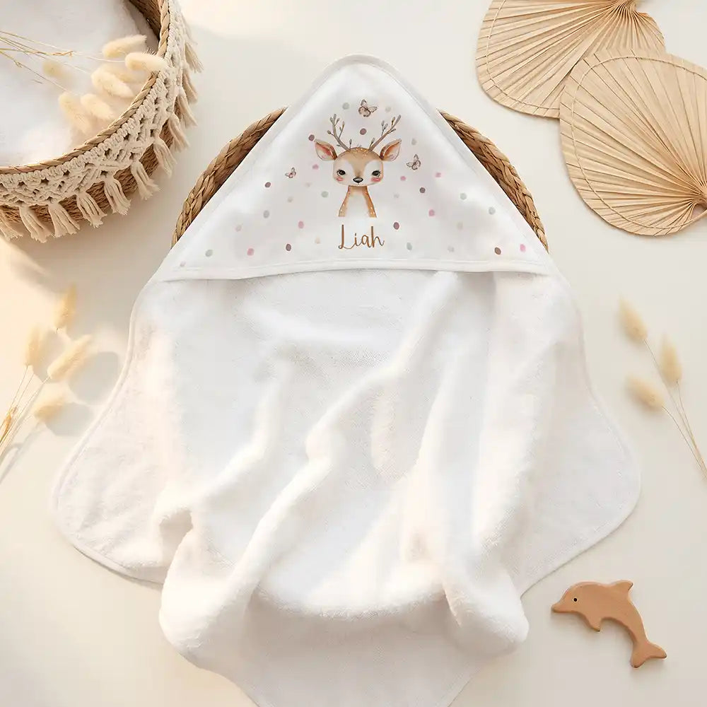 Personalisiertes Kapuzenhandtuch Baby Reh Schmetterlinge – Doppel-Flatlay mit Eukalyptus