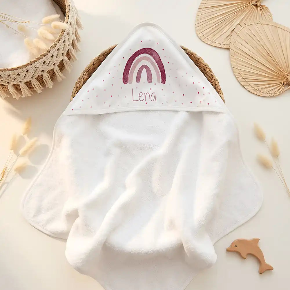 Personalisiertes Kapuzenhandtuch Baby Boho-Regenbogen – Doppel-Flatlay mit Eukalyptus