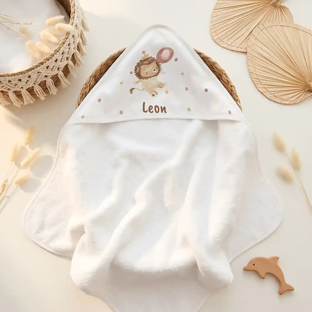 Personalisiertes Kapuzenhandtuch Baby Löwe Geburtstag â Doppel-Flatlay mit Eukalyptus
