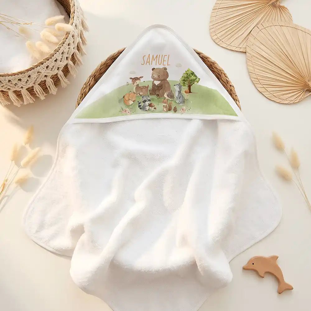 Personalisiertes Kapuzenhandtuch Baby Waldparade â Doppel-Flatlay mit Eukalyptus
