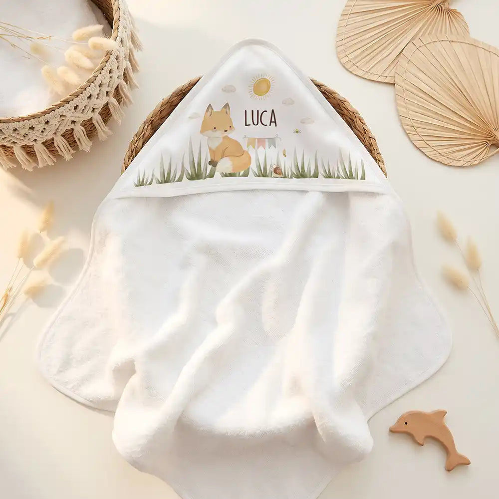 Personalisiertes Kapuzenhandtuch Baby Fuchs Wiese â Doppel-Flatlay mit Eukalyptus
