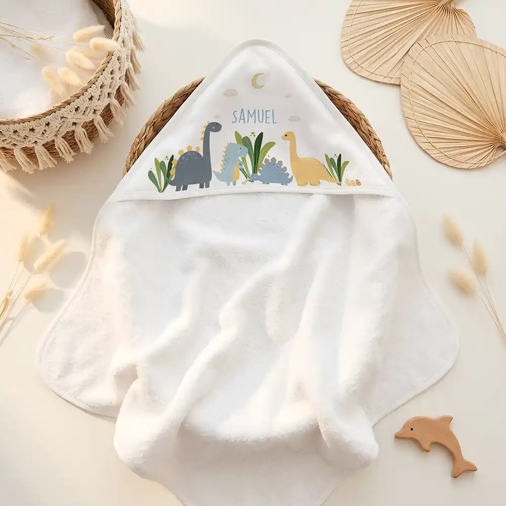 Personalisiertes Kapuzenhandtuch Baby Dinosaurier Mond â Doppel-Flatlay mit Eukalyptus
