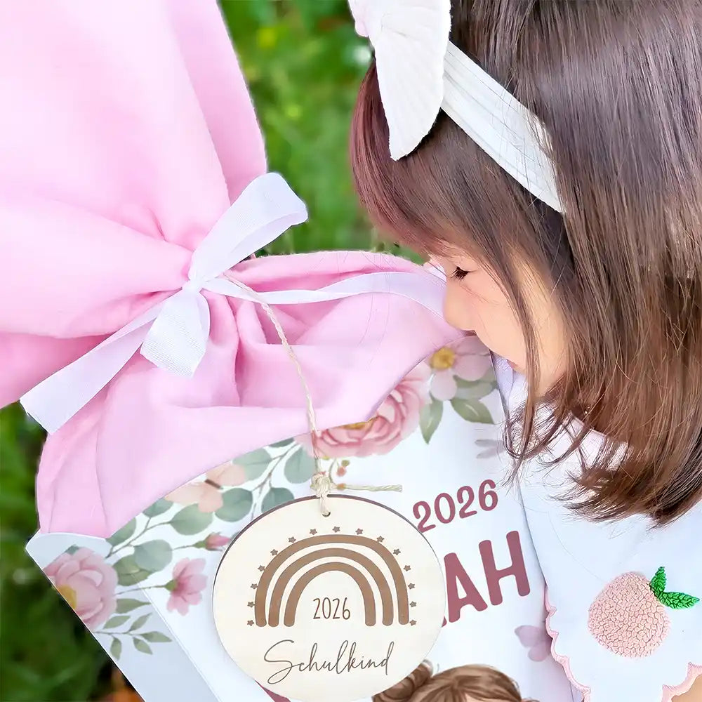 Schultüte personalisiert mit Name Mädchen Schmetterlinge – Schleifen-Detail mit Filz und Holzanhänger