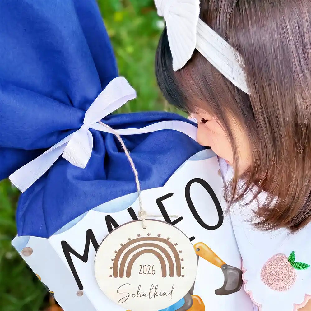 Schultüte personalisiert mit Name Bagger Baustelle – Schleifen-Detail mit Filz und Holzanhänger