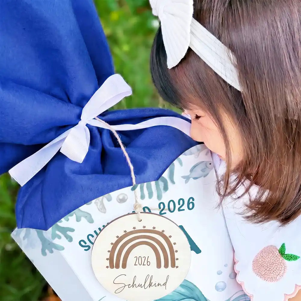 Schultüte personalisiert mit Name Meerjungfrau – Schleifen-Detail mit Filz und Holzanhänger